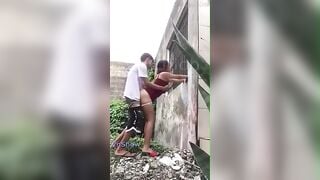 Lén đụ MBBG hàng xóm sau vườn đến chs bị bố mẹ phát hiện