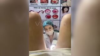 Đi khám lồn mà bị cô y tá móc nên bắn hết nước vào mặt