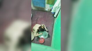 Em gái tắm