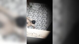 Bé hàng xóm thủ dâm