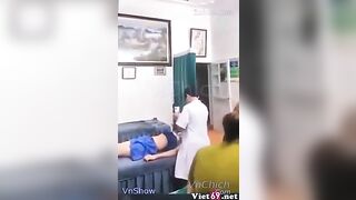 Nam spa massage mà cứ bóp vú xong se lồn gái bị phát hiện trc cmr