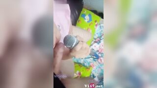 E gái chs lớn hát karaoke mà cầm 2 mic 1 mic để bú 1 mic để hát