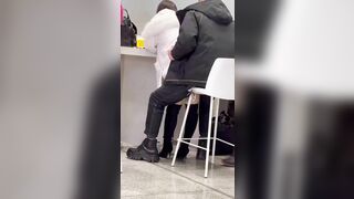 Cặp đôi địt ngay tại quầy .
