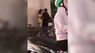 Độc lạ Hà Nội hai bạn trẻ làm tình giữa phố giờ tan tầm