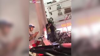 Độc lạ Hà Nội hai bạn trẻ làm tình giữa phố giờ tan tầm