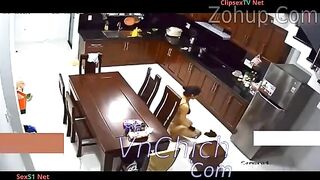 Hack camera, Chị họ thả rông nấu ăn xong ngồi lên bàn thủ dâm bắn nước
