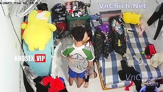 Hack camera e gái cấp 2 quàng khăn đó dùng lồn để giữ a trai ko đi công tác