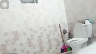 Bà chị tắm
