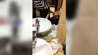Lôi chị dâu vô nhà vệ sinh bắt bú cu thoả mãn