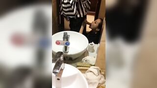 Lôi chị dâu vô nhà vệ sinh bắt bú cu thoả mãn