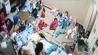 Hack camera phòng ngủ của mấy e nv karaoke, Thủ dâm tập thể luôn