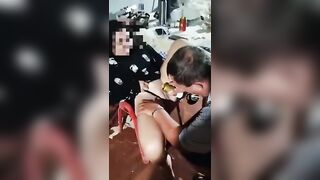 Đổ bia vào lồn em người yêu rồi vét máng