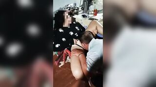 Đổ bia vào lồn em người yêu rồi vét máng