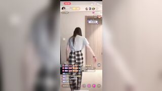 Video ae đg tìm đây, E gái Trung trả kèo lộ vú trên tiktok đang mẫu hot