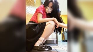 nhỏ phục vụ tiệm bánh!