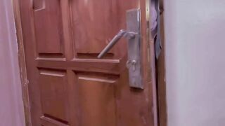 Cô Sinh viên và cha của bạn cô ấy họ đã....