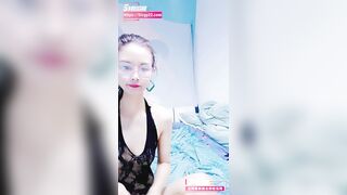 Mẹ và con gái thủ dâm cho nhau