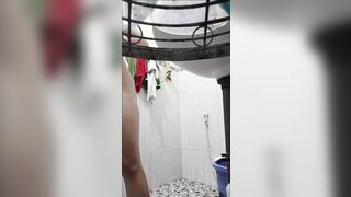 em tắm anh đòi xem