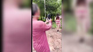 Nhờ Người Lạ Chụp Hình Khoả Thân Cho Người Yêu