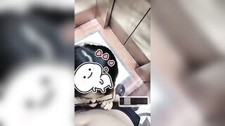 Bé sugar baby bú cu trong thang máy bất ngờ có người vào mà em vẫn bú