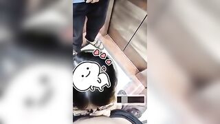 Bé sugar baby bú cu trong thang máy bất ngờ có người vào mà em vẫn bú