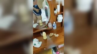 Đưa em về tuổi mới lớn với bộ đồ nữ sinh bên bàn trang điểm