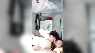 Đang ngoại tình cho trai vét máng thì chồng em gọi điện thoại