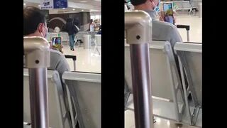 Trong lúc chờ máy bay bác trai video call về xem bác gái show bưởi