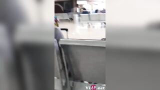 Trong lúc chờ máy bay bác trai video call về xem bác gái show bưởi