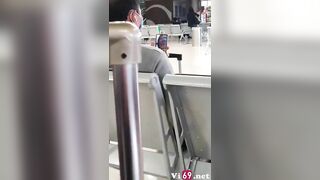 Trong lúc chờ máy bay bác trai video call về xem bác gái show bưởi