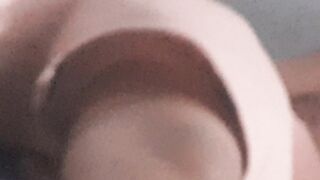 em gái nằm ngủ bị lộ quần lót