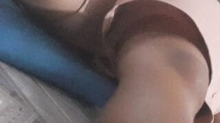 em gái nằm ngủ bị lộ quần lót
