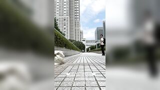 Em gái nứng lồn ra giữa đường thủ dâm bị phát hiện