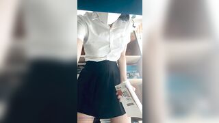 Em học sinh đi nhà sách nứng lồn quá thủ dâm luôn tại chỗ kích thích vl phần 2