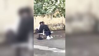 Học sinh cấp 2 móc cho nhau ngay sân trường
