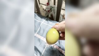 Em gái ở nhà một mình khám phá cơ thể cùng trái táo