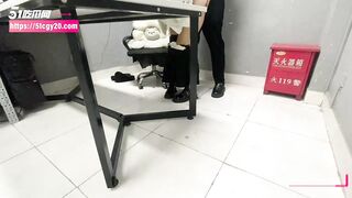 Bé sinh viên đi ký hợp đồng với sếp
