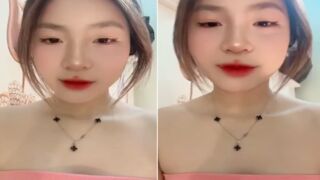 Em xinh gái thích chơi bên cạnh cửa sổ