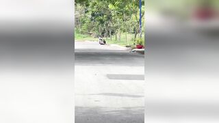 2 bé học sinh tan trường liền ra bãi đất trống địt nhau.link lột đồ free ở dưới