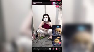 Em gái trả kèo xịt nước vào bướm