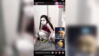 Em gái trả kèo xịt nước vào bướm