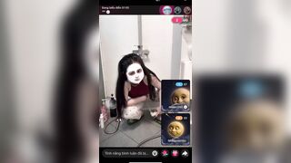 Em gái trả kèo xịt nước vào bướm