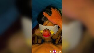 Em nữ sinh non tơ bịt mắt bú cu rồi để anh xuất tinh vào mặt