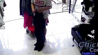 e nhân viên hư đốn, thay đồ lấy quần lau luôn nước lồn siêu dâm