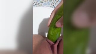 bé gái thủ dâm trong nhà tắm (2)