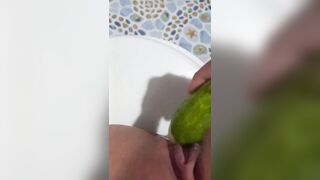 bé gái thủ dâm trong nhà tắm (2)
