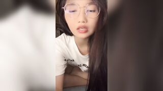 Em bảo yến show lồn