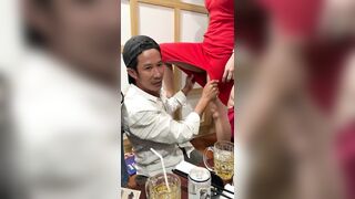 Nhậu say chơi lầy lội ăn hàu tại chỗ