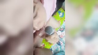 Cô vợ hát karaoke kiểu gì tận 2 cây mic