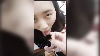 Khánh Linh 2ka4 vạch lồn cho bạn thân xem bảo còn trinh mà nó ko tin